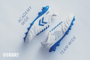 “TOP OF WIDE”をコンセプトに開発したヒュンメルのサッカースパイク「VORART3（ヴォラート3）」シリーズ。